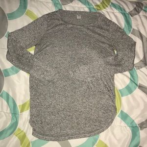 gray long sleeve shirt